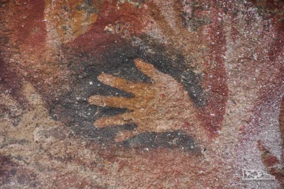 Uma das raras mãos amarelas na Cueva de Las Manos, no sul da patagônia, na Argentina